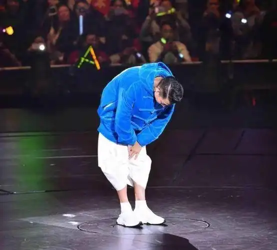 你心我心手与手连成一线为你可分忧好朋友时,华仔双手合十向歌迷观众