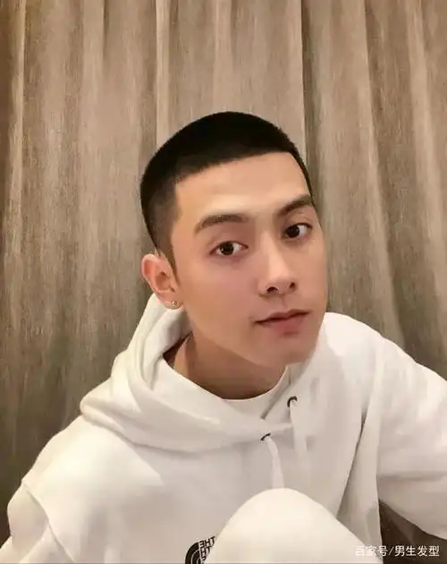 夏天到了,男生就不要把自己的头发留得太长了,这样不但会让自己显得
