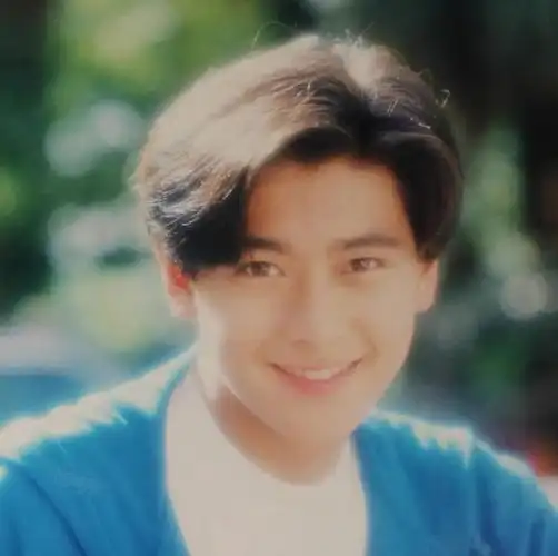 比如,木村拓哉95其实这种m字头的发型,在90年代的男明星里面非常