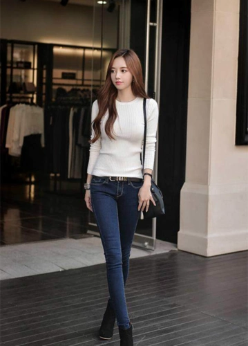 白色背心,黑色牛仔裤,勾勒出女性s型身姿,秀出小蛮腰,真好看