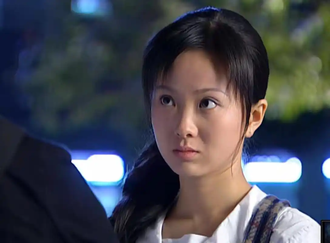 王阳携妻女现身机场,41岁高斯少女感依然,2岁女儿眼睛很像妈妈