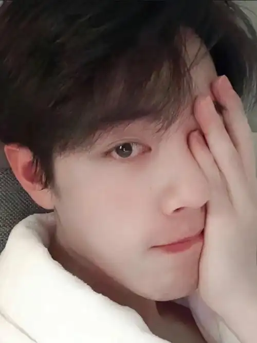 一组肖战早期自拍照合集