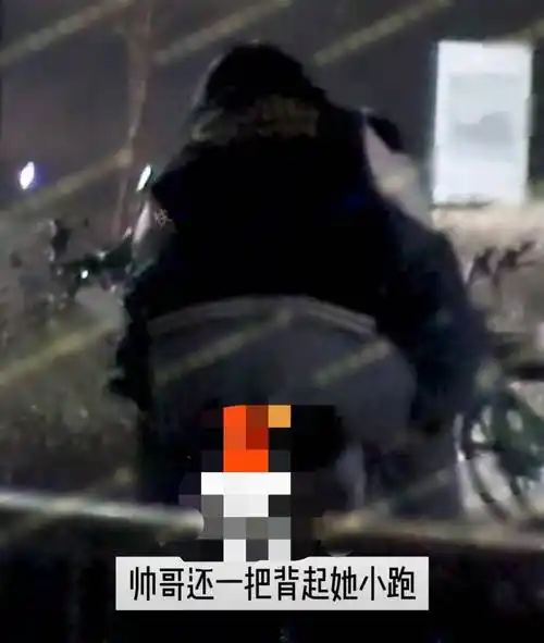起来,李雪琴则是紧紧抱住男方的脖颈,就像是一对再平常不过的小情侣