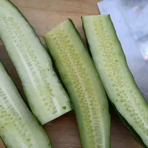 第1步,黄瓜洗净,切开.