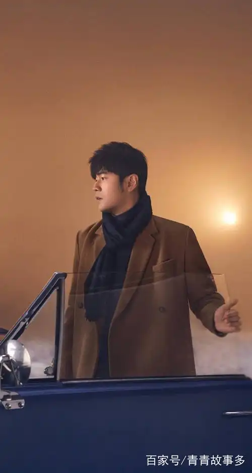 周杰伦欧珑香水宣传照,手里好似捧着一杯优乐美奶茶!