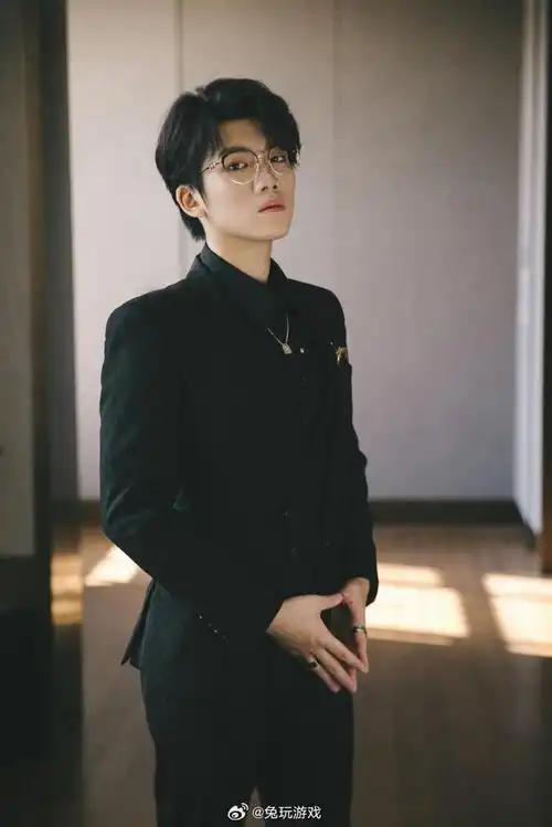 yskm黑色西装 细边眼镜,霸总杀!