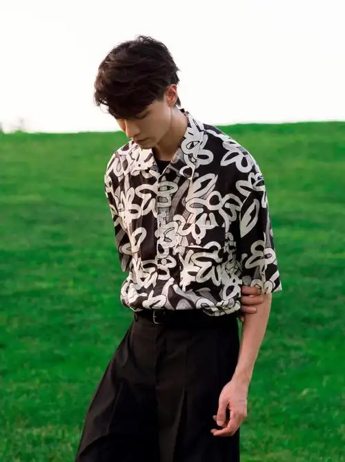 安福路在线演员任言恺私服穿搭