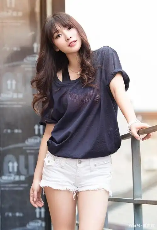 漂亮姐姐柳岩平时的一些照片,悄悄混进了一张素颜照