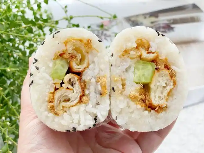 手把手教你上海四大金刚之粢饭团的做法好吃到极点可以卷一切