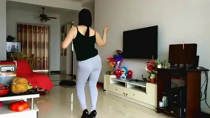 性感大妈跳广场舞《爱情36度》dj版