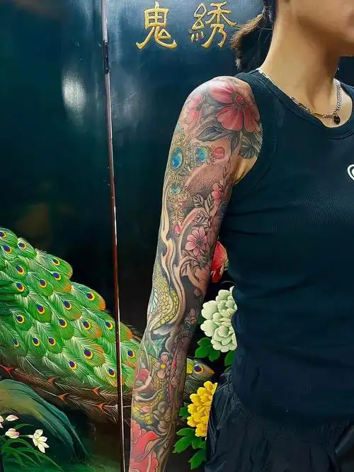 女生花臂纹身