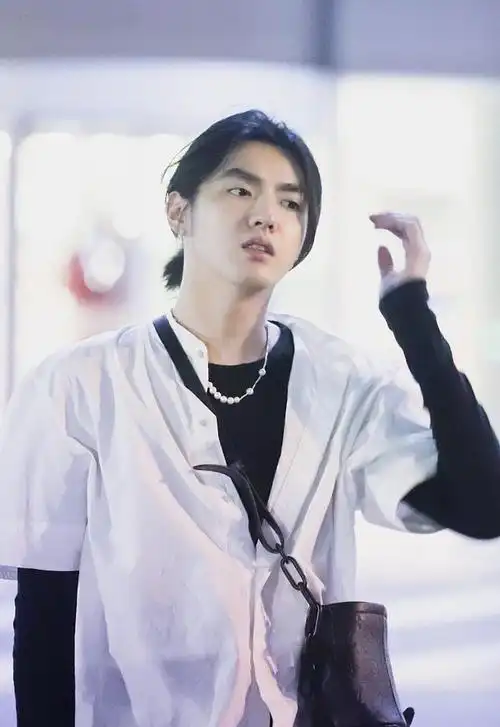 组图吴亦凡画风突变爱上珍珠项链时尚百搭引领新潮流