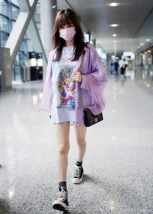 李小璐独自现身机场,休闲的打扮显得美丽依旧