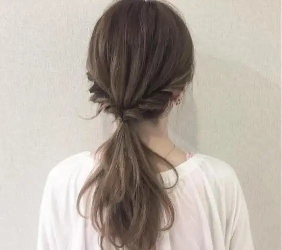 展开全部 分段拧转式马尾辫,蓬松造型很显慵懒气质,让每个上班日断耨