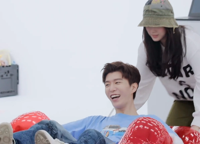 欧阳娜娜当众对范丞丞跳热舞谁注意她摆动的姿势难怪范丞丞会喜欢