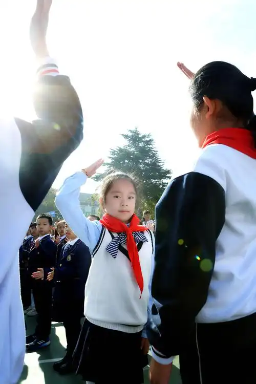 新老队员们一起立正!敬礼!