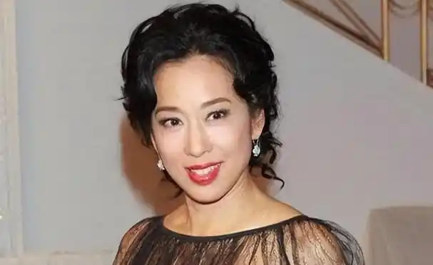 回顾朱玲玲:一婚嫁豪门50岁二婚嫁百亿富豪,3个儿子是她的底气