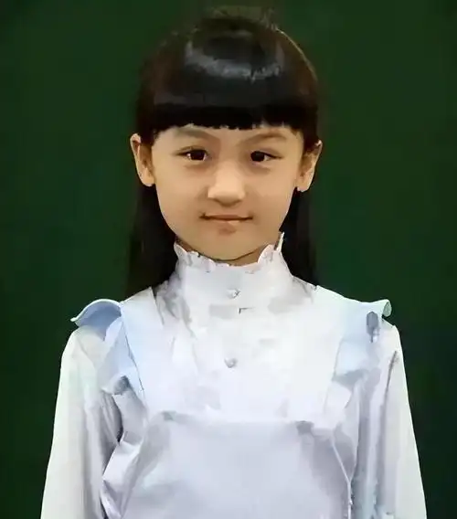 陆子艺6岁被成龙抱上春晚后因长相被骂退圈出国她如今怎样