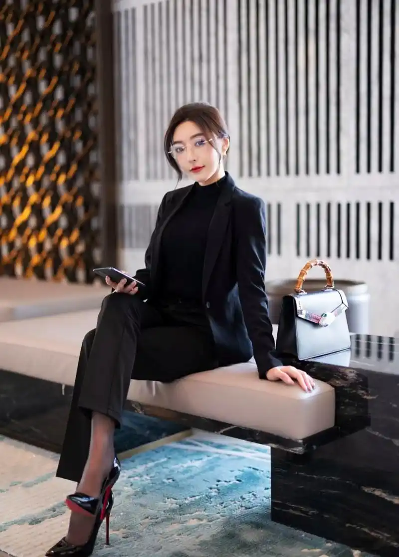 王馨瑶黑色西装搭配高跟鞋职场丽人打扮,又飒又有女人味[二哈]