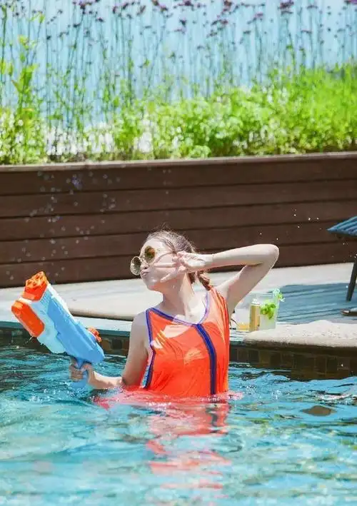 应采儿泳池玩水,穿橘色泳衣身材超火辣,一点看不出是两孩子的妈