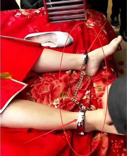 打开网易新闻 查看精彩图片只见新郎拿出来一个脚铐