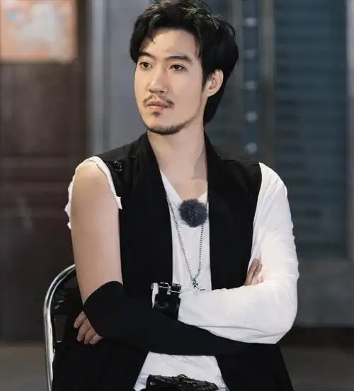 常远最早出道时,活脱脱一个美男子,眼神干净有光,穿衣搭配紧跟时尚