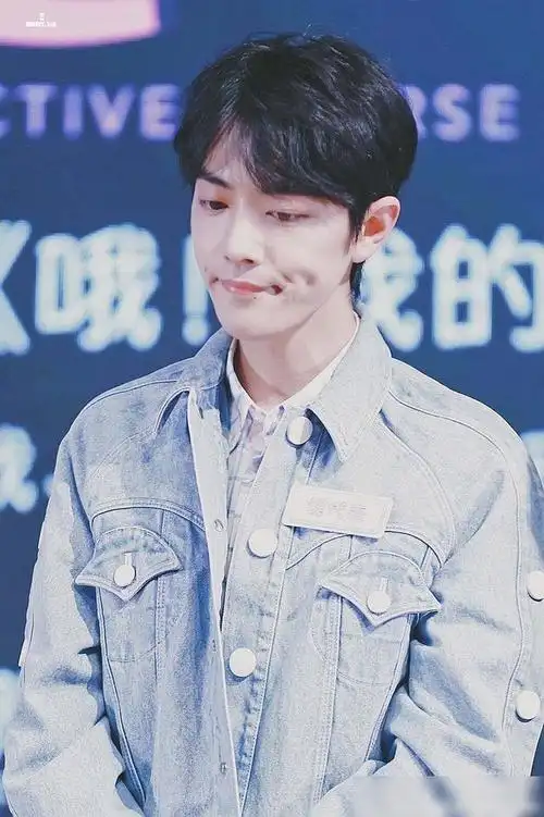 娱乐圈有梨涡的男星易烊千玺好看他竟然有四个