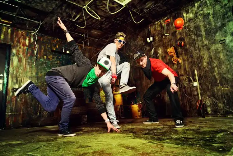 现代舞蹈演员跳舞在车库里城市的生活方式嘻哈一代活力青春活力