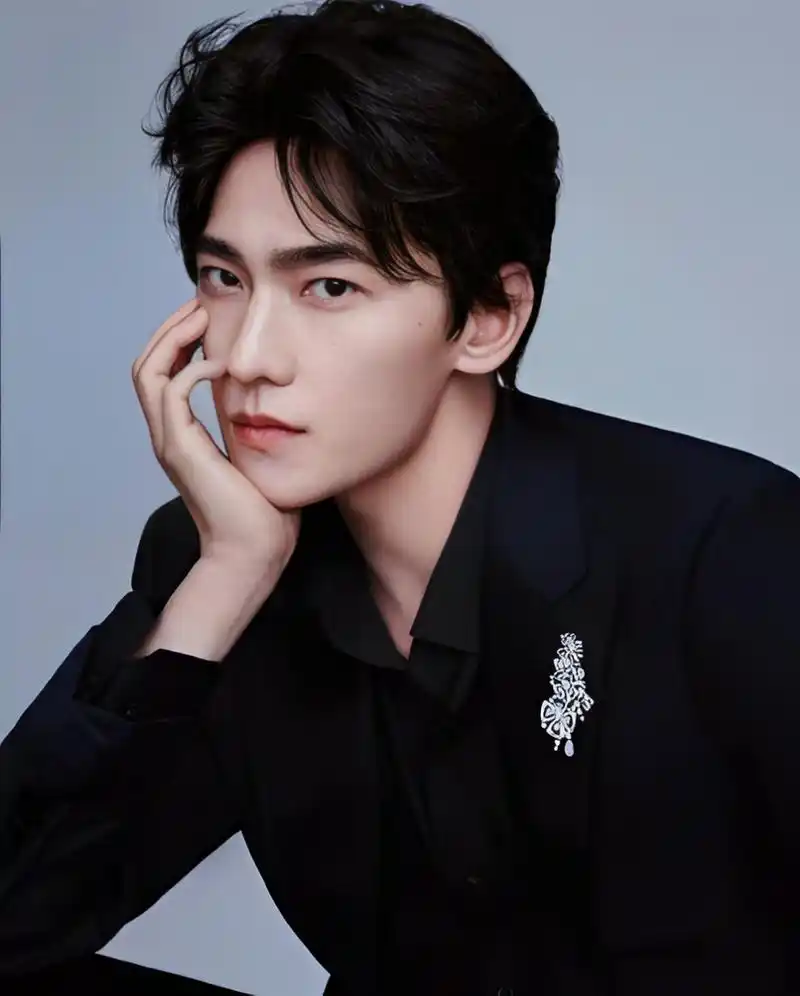 2021年,导演计划邀请杨洋在剧中扮演安欣,但遭到拒绝,这导致了大火.