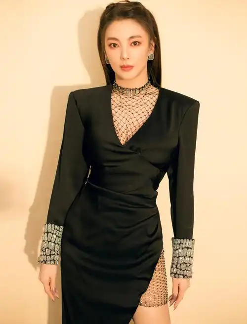 张雨绮瘦了之后太美了,穿橘色印花薄纱裙,这曲线小姑娘也挺羡慕_气质