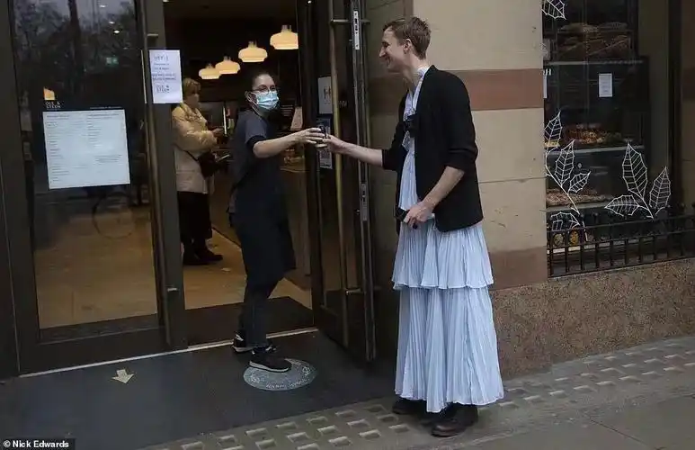 普通男生穿裙子上街会怎样这小哥做了个实验