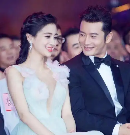 angelababy黄晓明久违同款,两人带娃游迪士尼,关系疑似缓和?