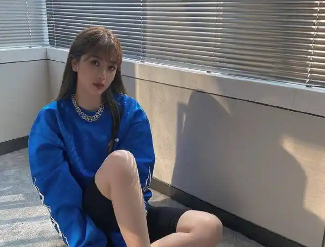 而从这张照片中,我们也可以看到虞书欣非常白皙的腿,虽然不是特别是细