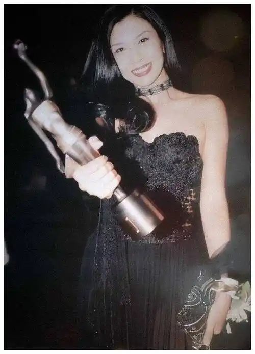 她是"三级艳后",拒绝成龙,61岁胖到220斤,依旧美到勾人_梅艳芳_才华