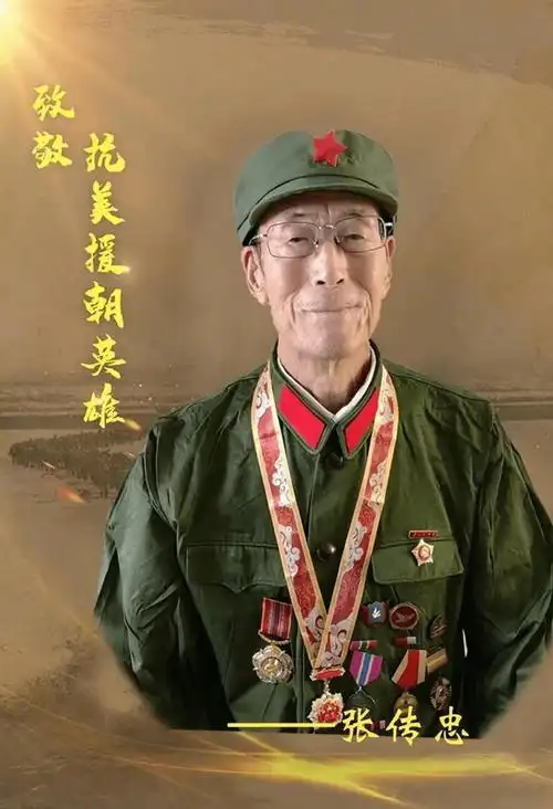 采访结束后张传忠老人郑重地穿上65式军装,精神抖擞,中气十足地唱起