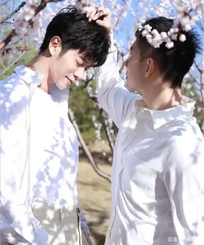 奶味的小哥哥,阳光下更显青春帅气,两个男生合照也可以这么迷人