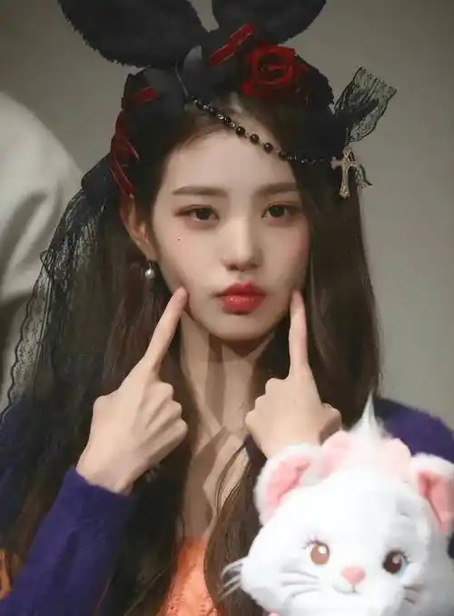 就引起了不少网友的热议,不得不说张元英小时候也太可爱了吧