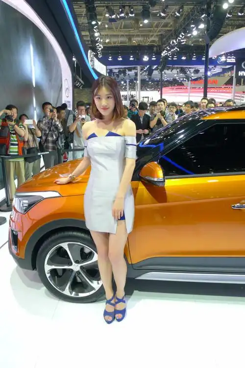 2014北京车展现代车模4月27号站ix25边上的车模叫什么名字