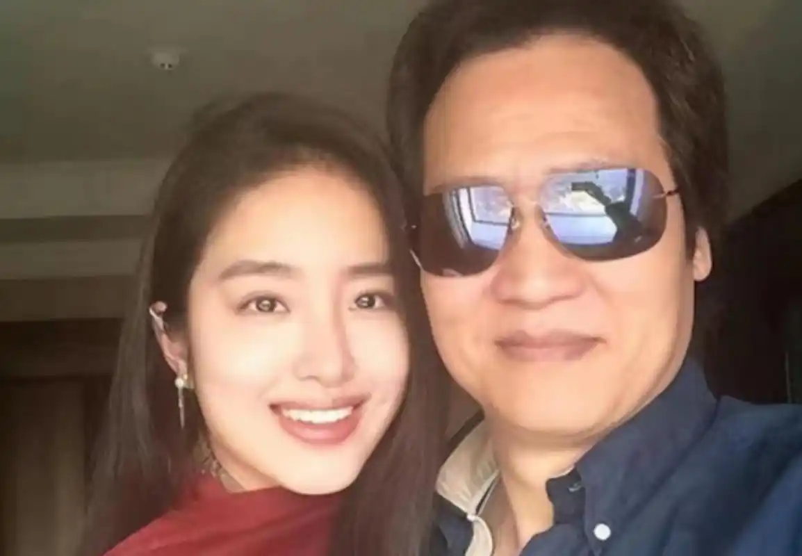 陈金飞和杨采钰离婚了吗?曝陈金飞与新欢搂肩亲吻.