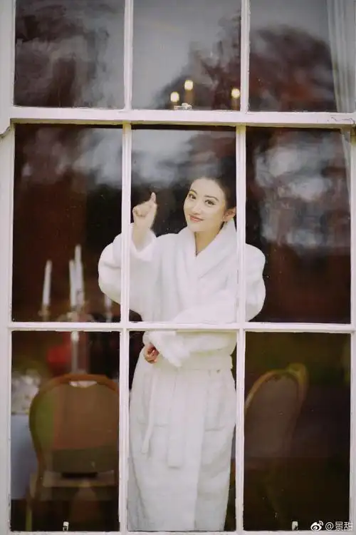 这一位把睡衣穿成了礼服的女明星