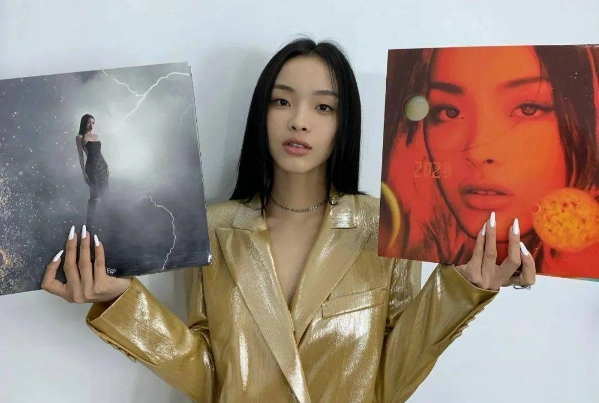 刘柏辛有着纯正的外语发音,而充满国际感的歌词和