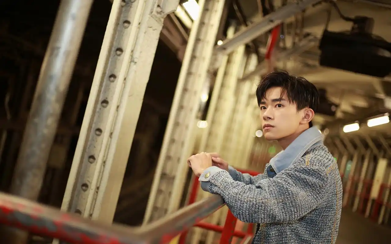 易烊千玺街拍写真帅气图片桌面壁纸