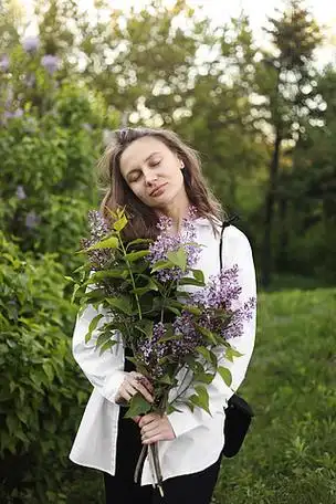 4k实拍湖边盛开的虞美人花春天唯美风光4k优雅的女性手捧着盛开的花束