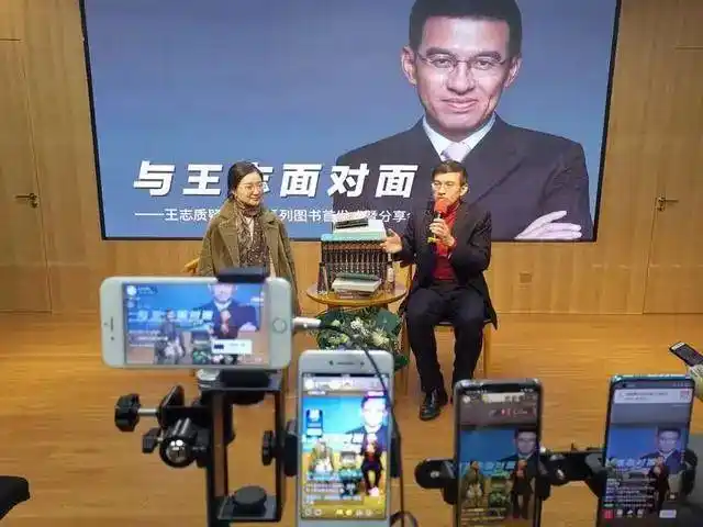 接受了中央电视台《面对面》节目采访