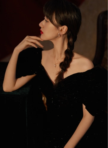 袁冰妍的身材居然这么"火辣",可爱面孔性感身材,穿黑色礼服秀迷人肩颈