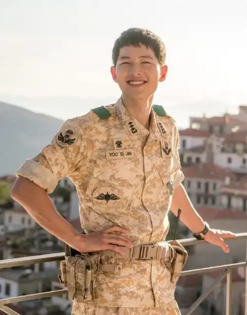 宋仲基为拍新剧《军舰岛》剃平头 依旧阳光帅气