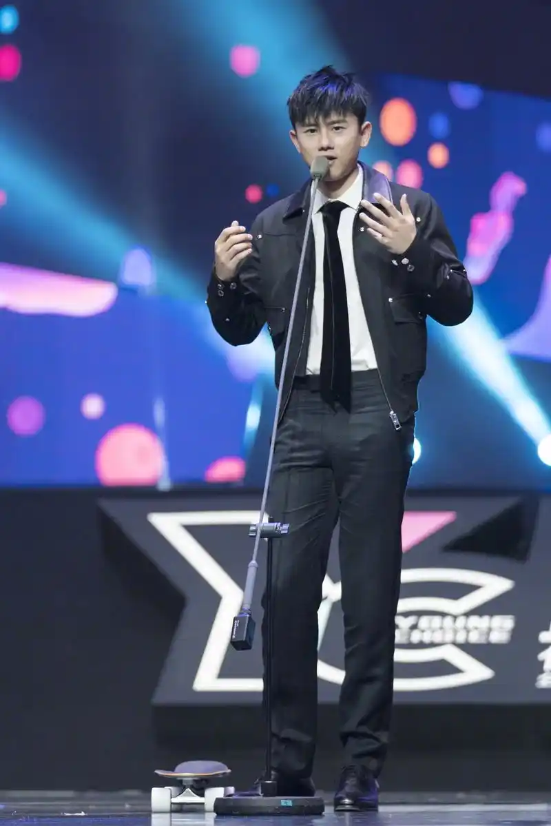 p>张杰(jason zhang),1982年12月20日出生于四川省成都市,中国流行男