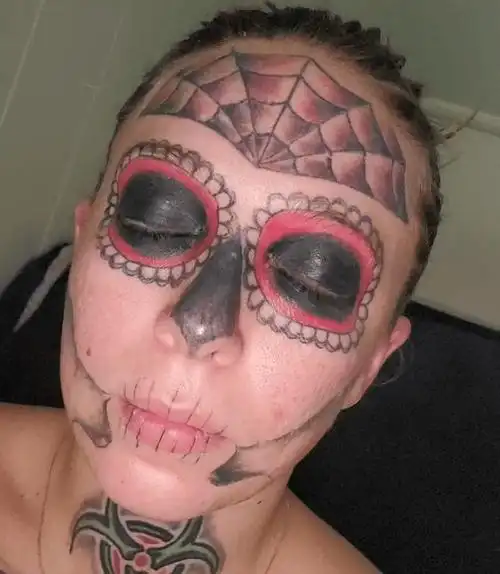 四年前她满脸纹身的入狱照被疯传,如今她终于醒悟,除掉了纹身.