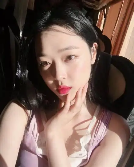 7月2日,雪莉在个人社交平台上晒出了几张自拍,阳光打在脸上显得皮肤