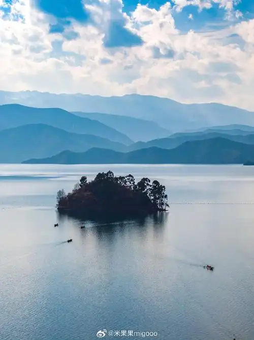 人间仙境泸沽湖,美到窒息,晨雾缭绕,流云如画,雪山耸立,蓝湖如镜,五彩